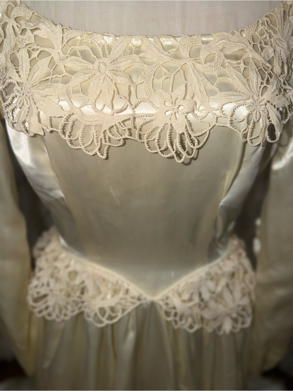 Stunning Vintage 1940s Mauer Original Liquid Satin Wedding Gown - Picture 4 of 8